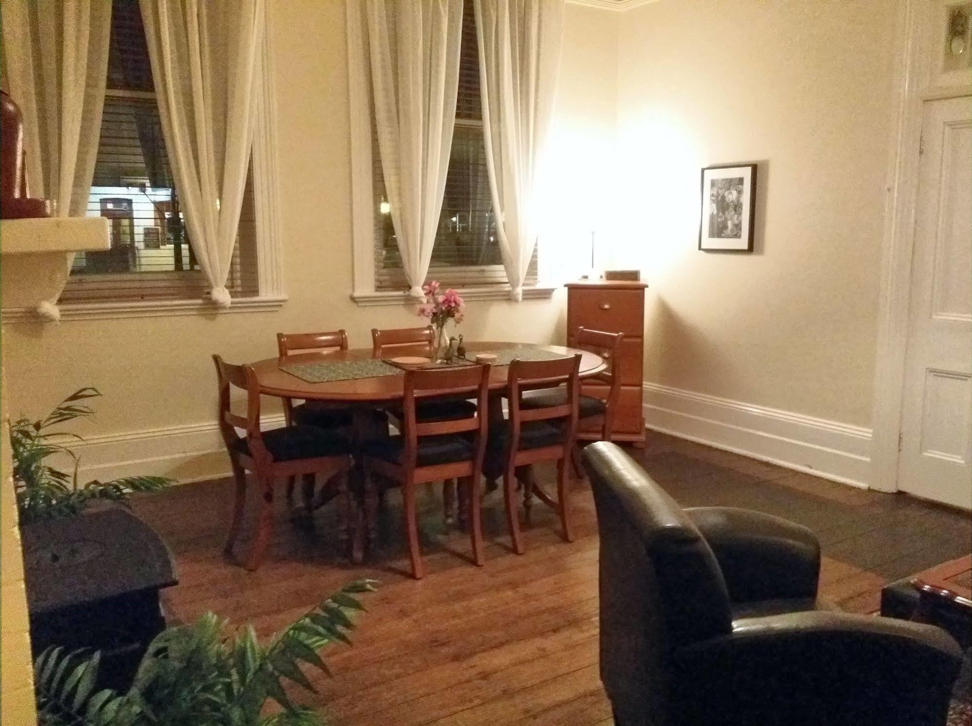 The Bank Guesthouse 글렌인스 외부 사진
